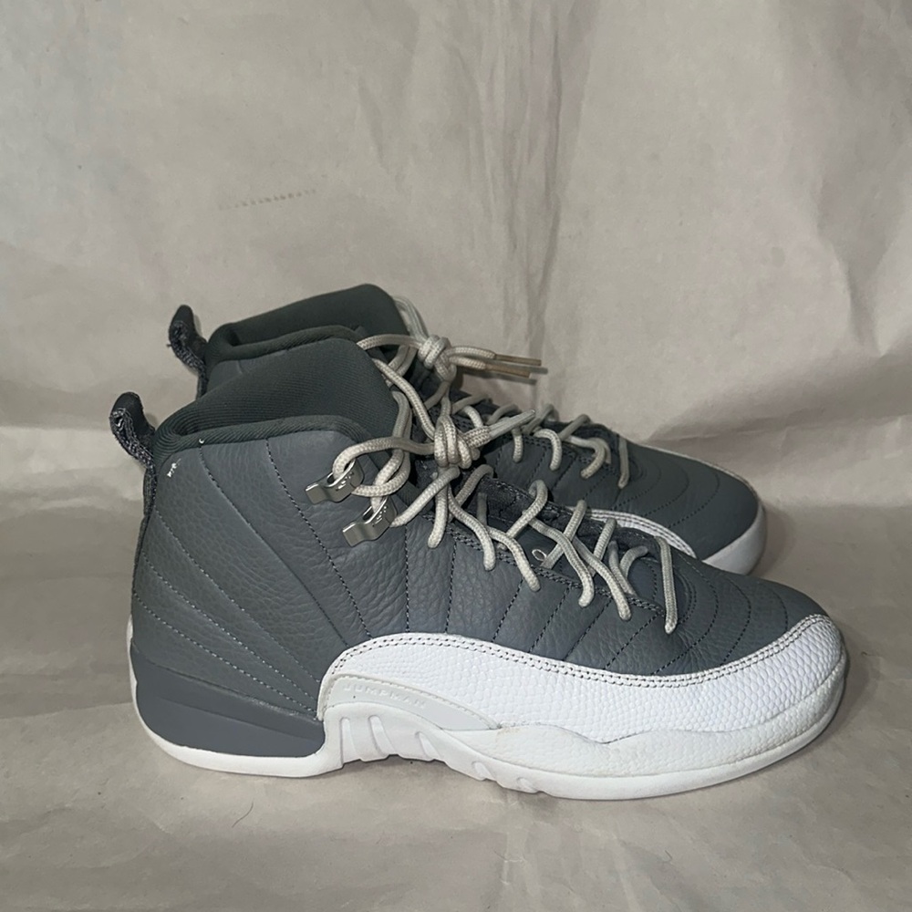 AIR JORDAN 12 RETRO: STEALTH/WHITE & COOL GRAY. Big Boys size 7.